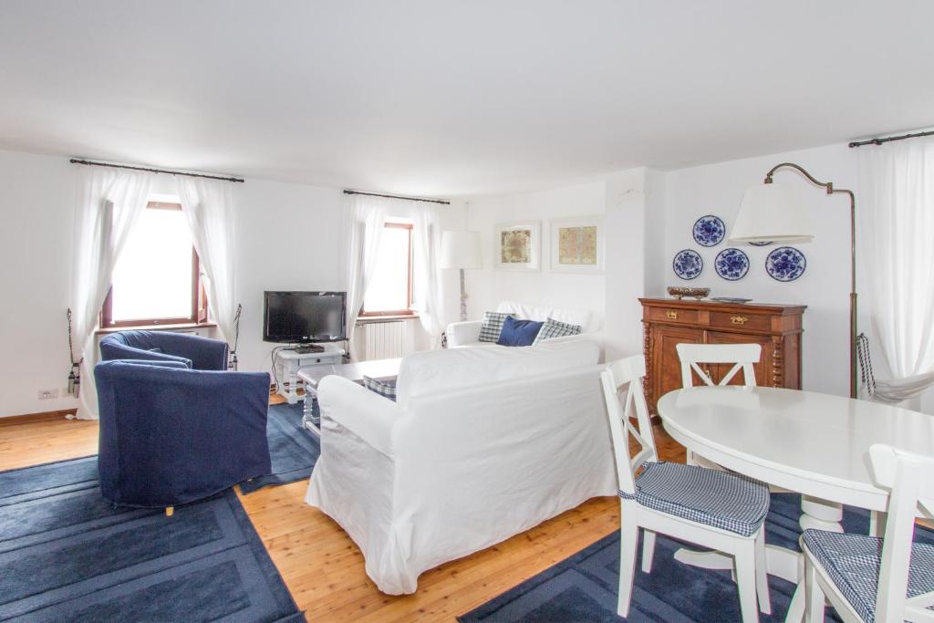 een woonkamer met een witte bank en een tafel bij Apartment Mediterraneo - 120 in Musignano