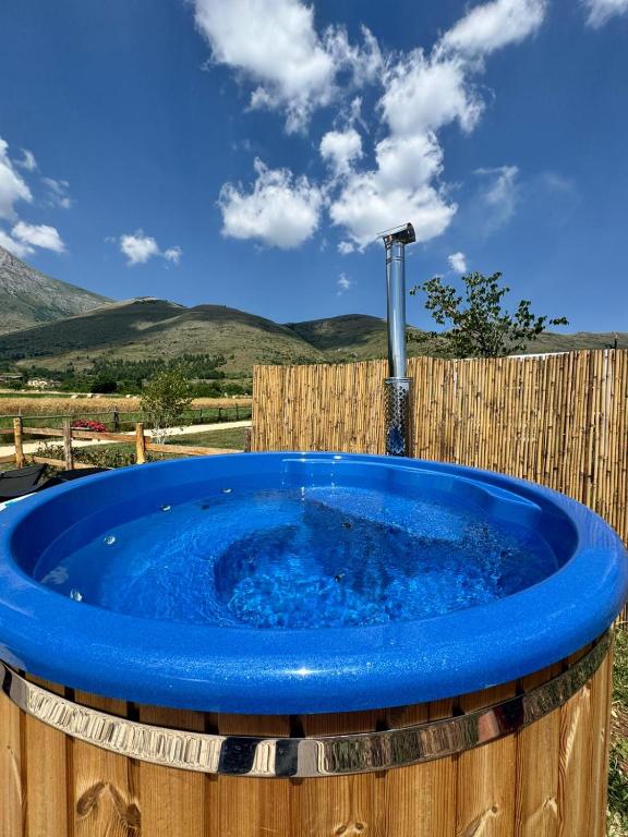 Nespecifikovaný výhled na hory nebo výhled na hory při pohledu z luxury tent