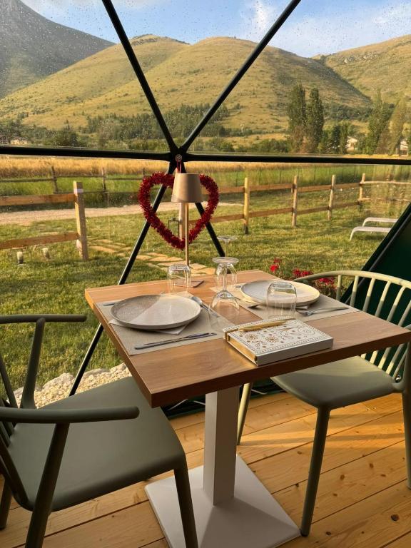 Nespecifikovaný výhled na hory nebo výhled na hory při pohledu z luxury tent
