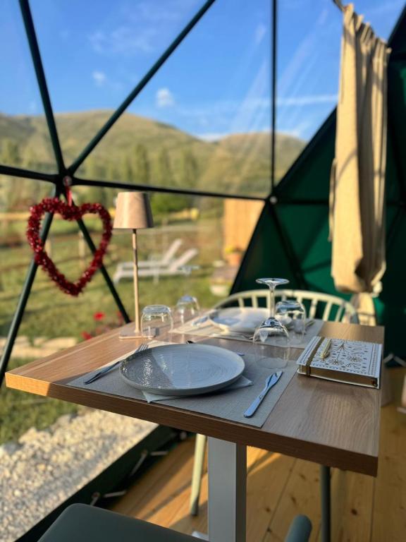 Nespecifikovaný výhled na hory nebo výhled na hory při pohledu z luxury tent