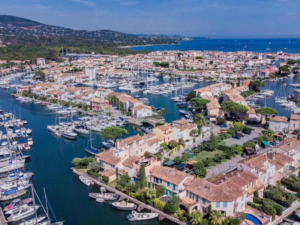 - une vue aérienne sur un port avec des bateaux dans l'établissement Maison Kiwi, à Grimaud