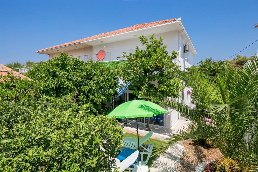 Zahrada ubytování Apartments by the sea Okrug Donji, Ciovo - 11144