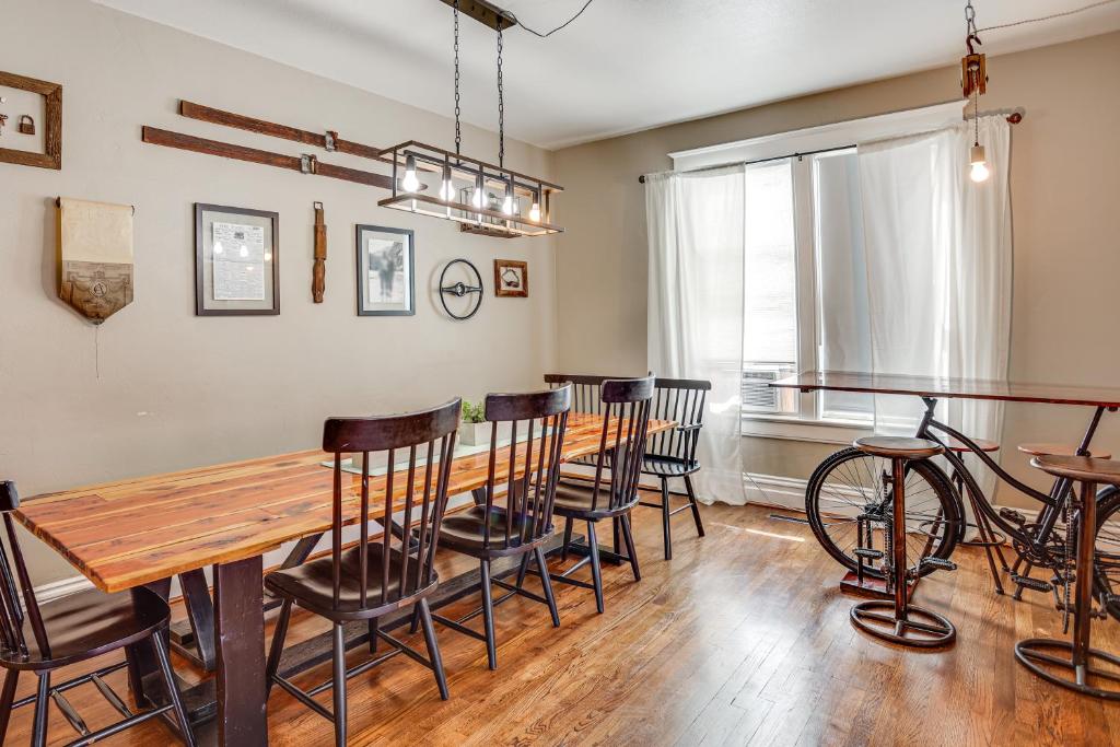 Un comedor con mesa y sillas en Charming Paris House about 1 half Mi to Canyon!, en Paris