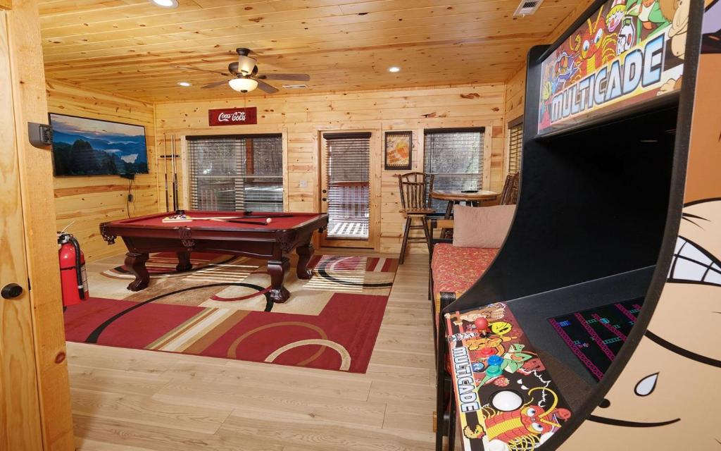 een woonkamer met een pooltafel in een hut bij Mountain Life in Sevierville