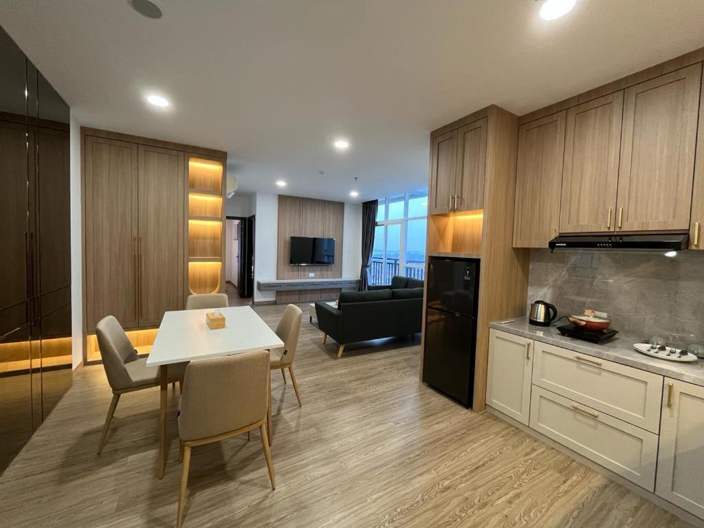 JodohにあるCozy Apartment in Batamのキッチンとテーブルと椅子のあるリビングルーム