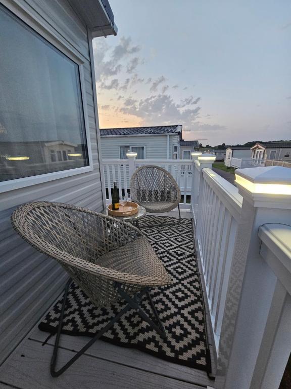 威尔汉姆Jurassic Bliss - stylish static caravan with partial sea view at Durdle Door的阳台配有桌椅