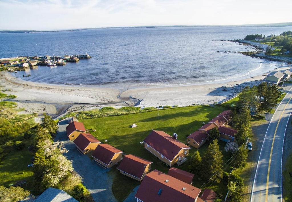 - une vue aérienne sur une plage avec des maisons et l'eau dans l'établissement Hunts Point 2-Bed Coastal Retreat - Cottage # 9, à Summerville Centre