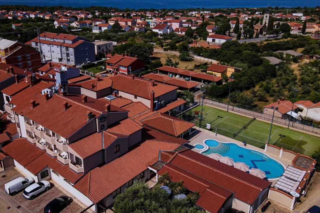una vista aérea de una casa con piscina en Rooms with a swimming pool Peroj, Fazana - 24329, en Vodnjan