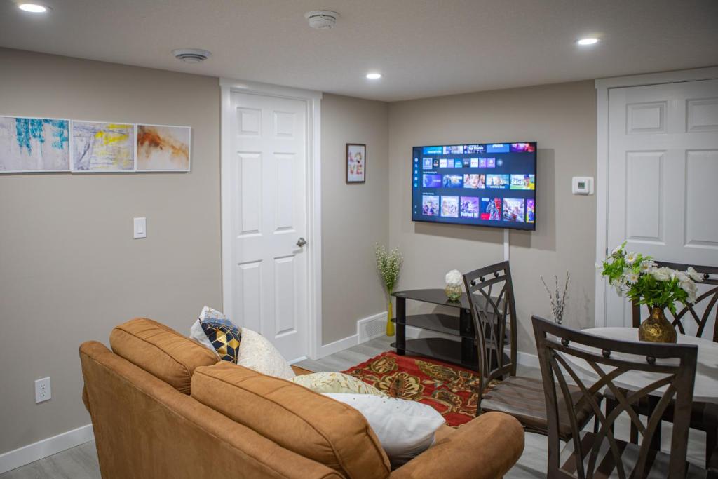 カルガリーにあるModern 2-Bedroom Suite with Private Access - 10 minutes from Calgary Airportのソファとテレビのあるリビングルーム