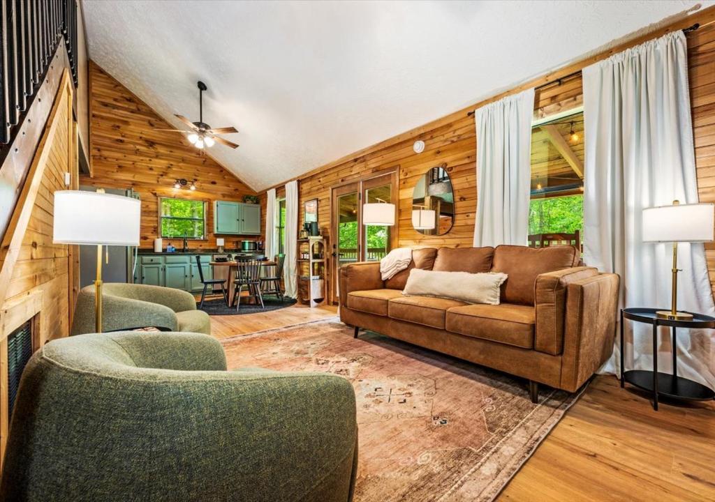 Et opholdsområde på King bed-Hot tub-Sauna-Dollywood