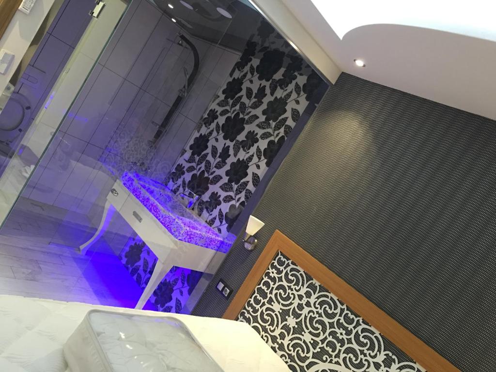 ディキリにあるLila Butik Hotel Dikiliのベッド1台と洗面台が備わる客室です。