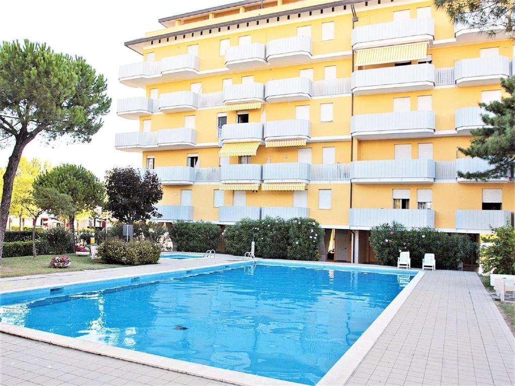 Bazén v ubytování Apartment in Porto Santa Margherita nebo v jeho okolí