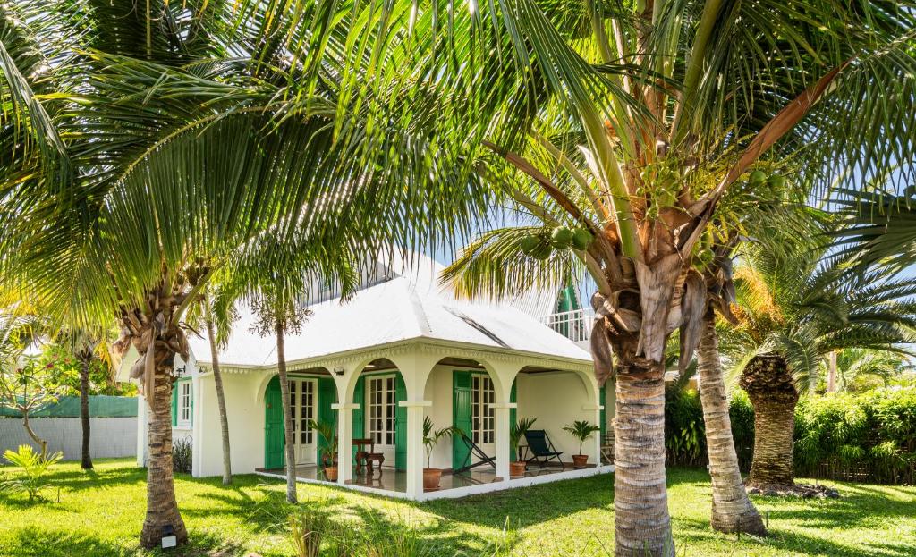 Zahrada ubytování Villa à la Plage, lagon à 500m, climatisée
