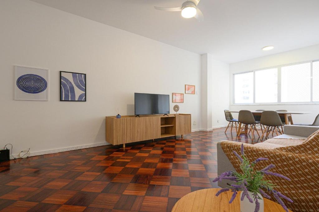TV a/nebo společenská místnost v ubytování Lindo e espaçoso apartamento perto da praia de copacabana.
