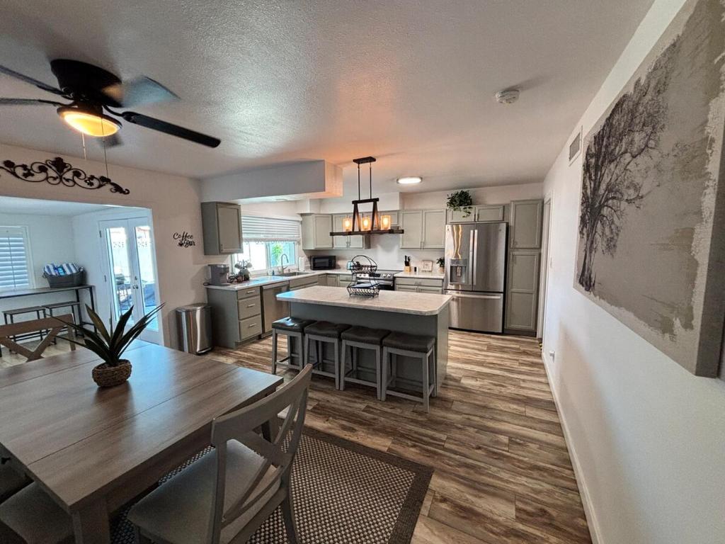 kuchnia i jadalnia ze stołem oraz jadalnia gmaxwell gmaxwell w obiekcie The George Retreat w mieście Tempe