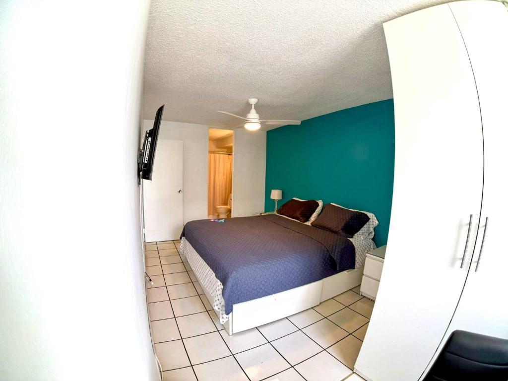 Postel nebo postele na pokoji v ubytování Condado Apt- Private Beach, Pool, & Family Ready!