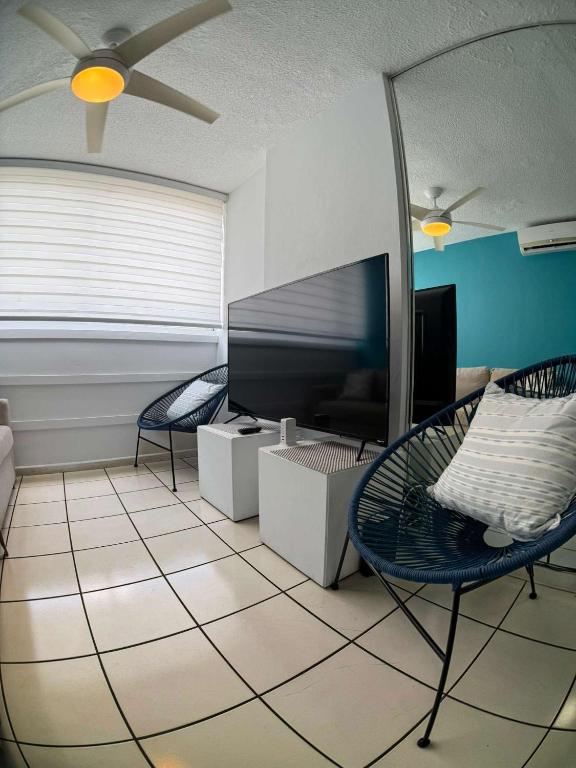 TV a/nebo společenská místnost v ubytování Condado Apt- Private Beach, Pool, & Family Ready!