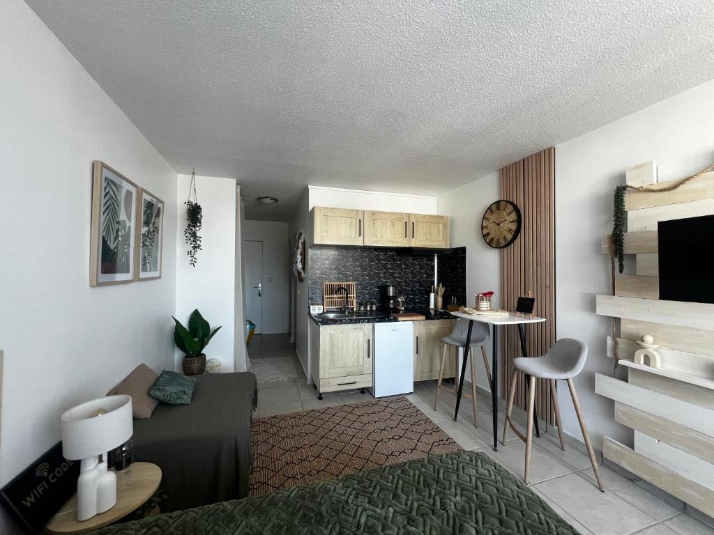 Η κουζίνα ή μικρή κουζίνα στο Studio neuf et cosy - proche plage et toutes commodités