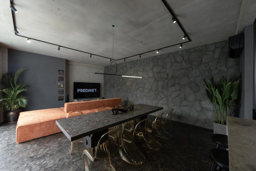 un salon avec un canapé, une table et des chaises dans l'établissement Predmet Kabakaba Village Tabanan Bali, à Tumbak Bayuh