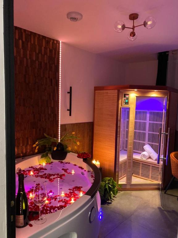 Gallery image of Évasion-SPA balneo loveroom in Bourges