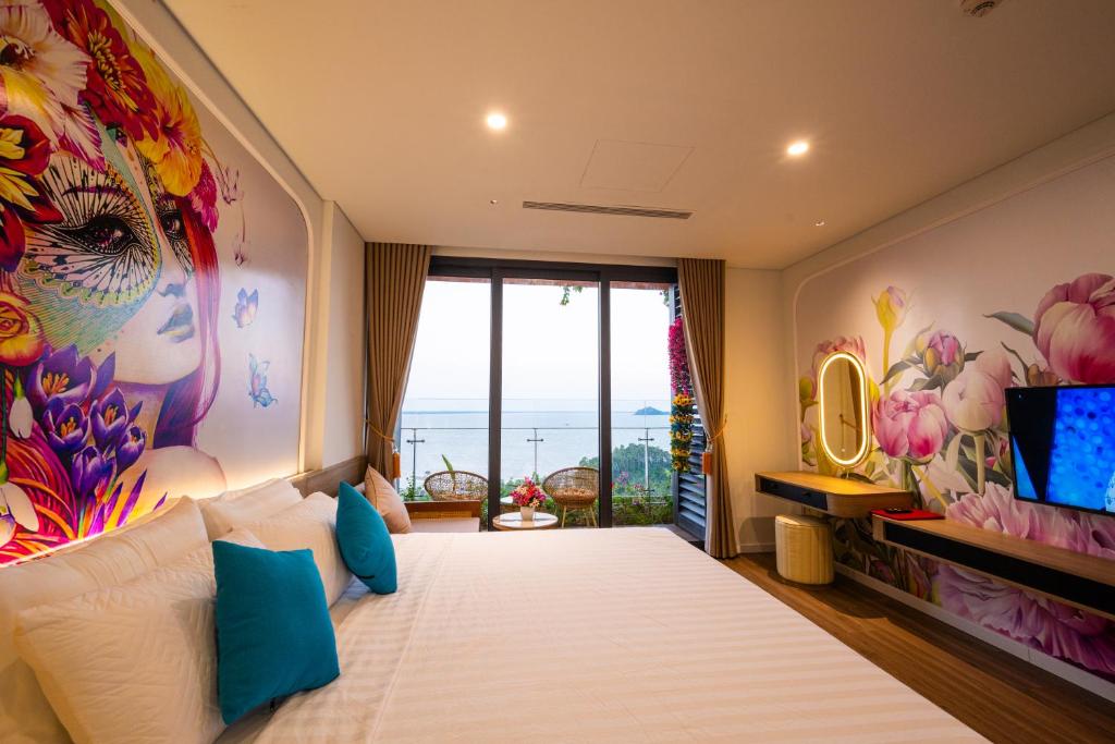 Postel nebo postele na pokoji v ubytování Khu du lịch biển Flamingo Hải Tiến Ibiza