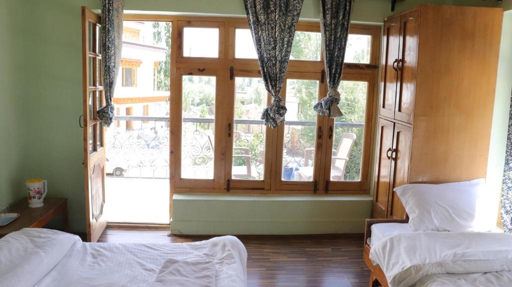 Rúm í herbergi á Nilza Guest House