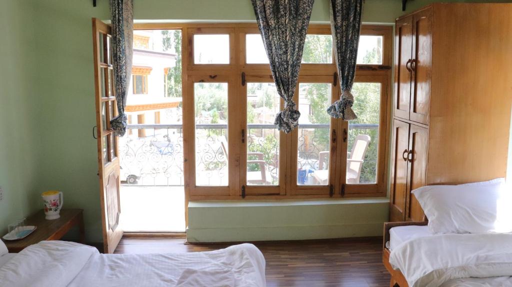 Rúm í herbergi á Nilza Guest House