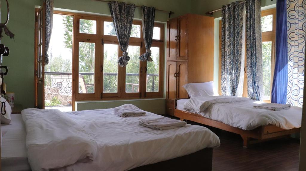 Rúm í herbergi á Nilza Guest House