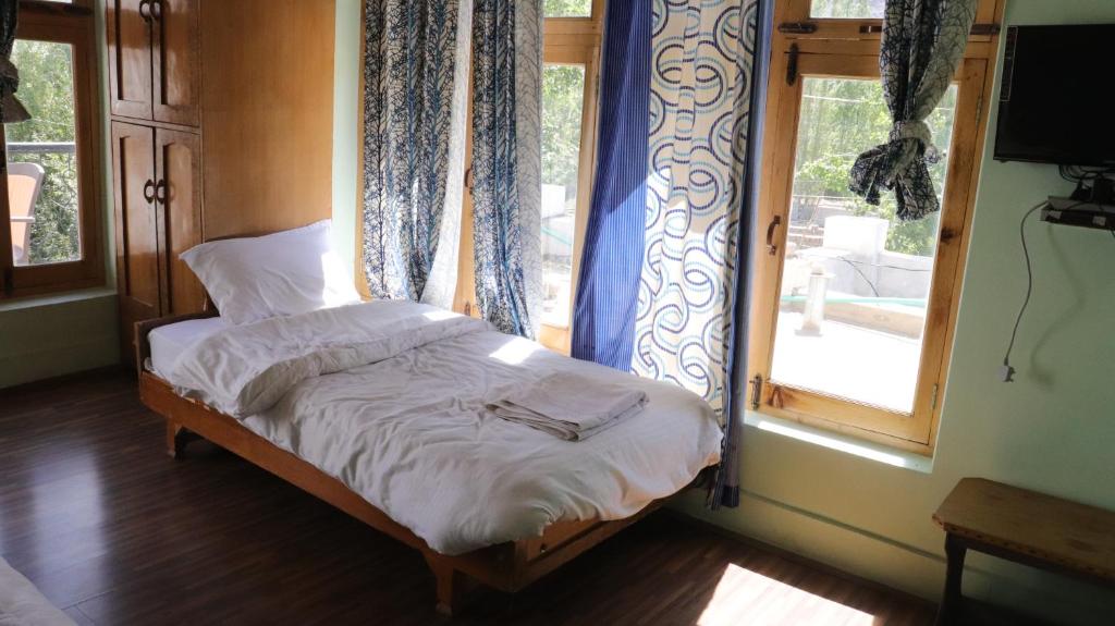 Rúm í herbergi á Nilza Guest House