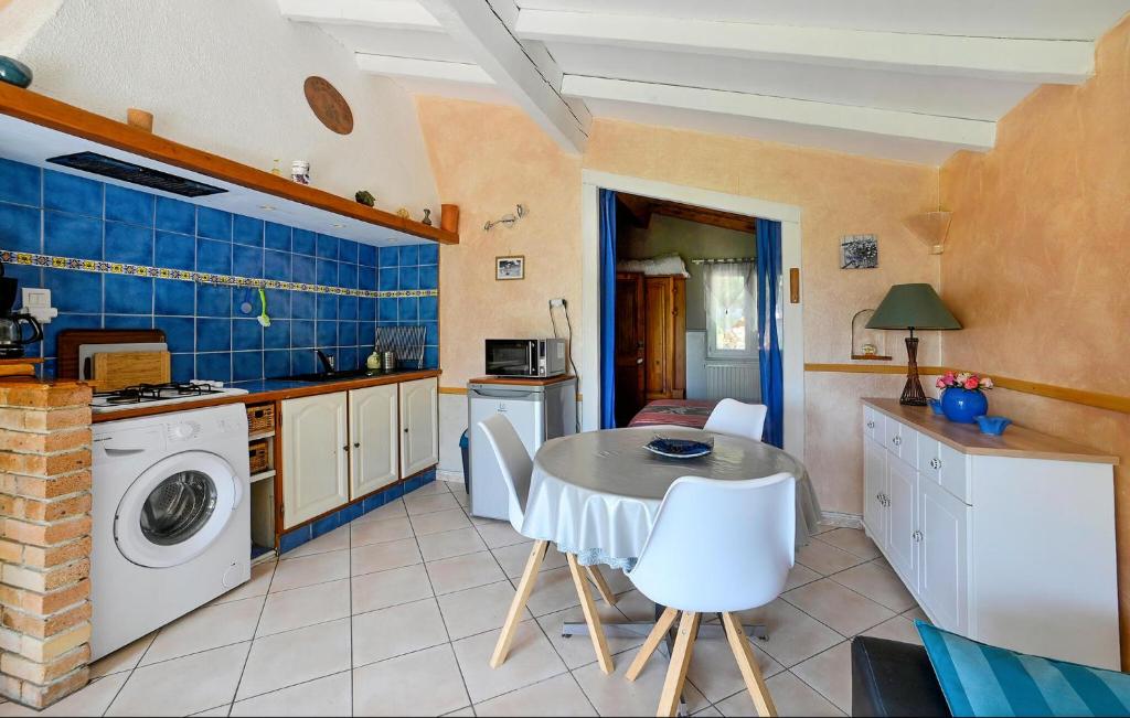 Nice Home In Sarrians With Wifi - Maison De Vacances 1 Chambre