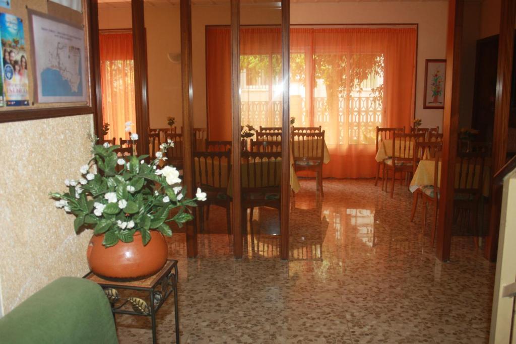 Reštaurácia alebo iné gastronomické zariadenie v ubytovaní Hostal Torre Mar
