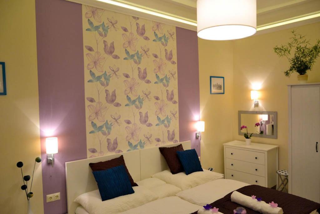 1 dormitorio con 1 cama y vestidor con espejo en Magnolia Apartment, en Budapest