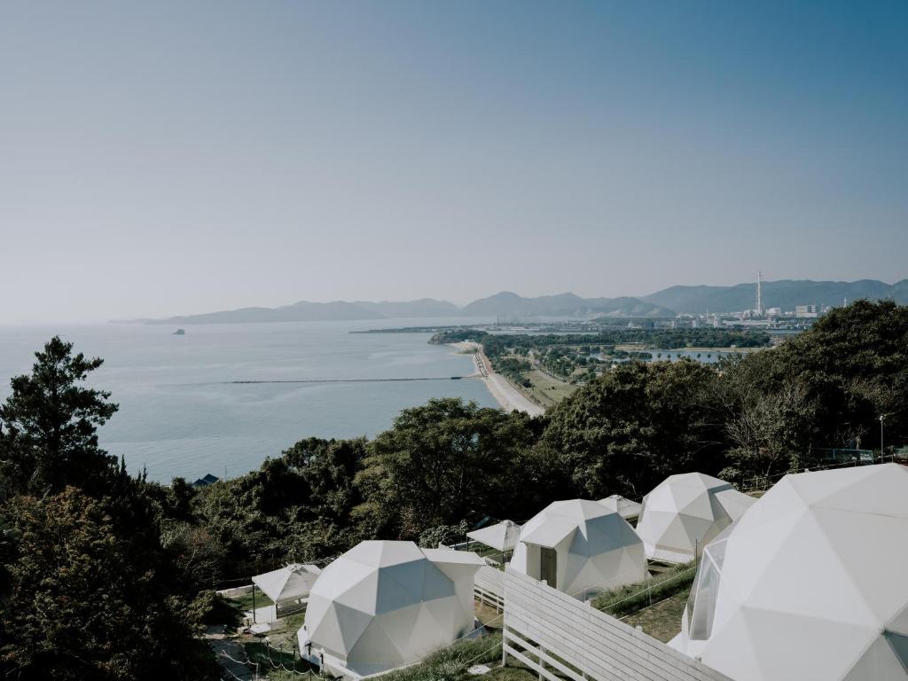 赤穗Dot Glamping 赤穂的山上一组俯瞰水面的白色帐篷