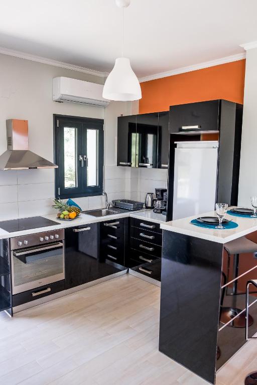 Kuchyň nebo kuchyňský kout v ubytování Golden Sun Villas