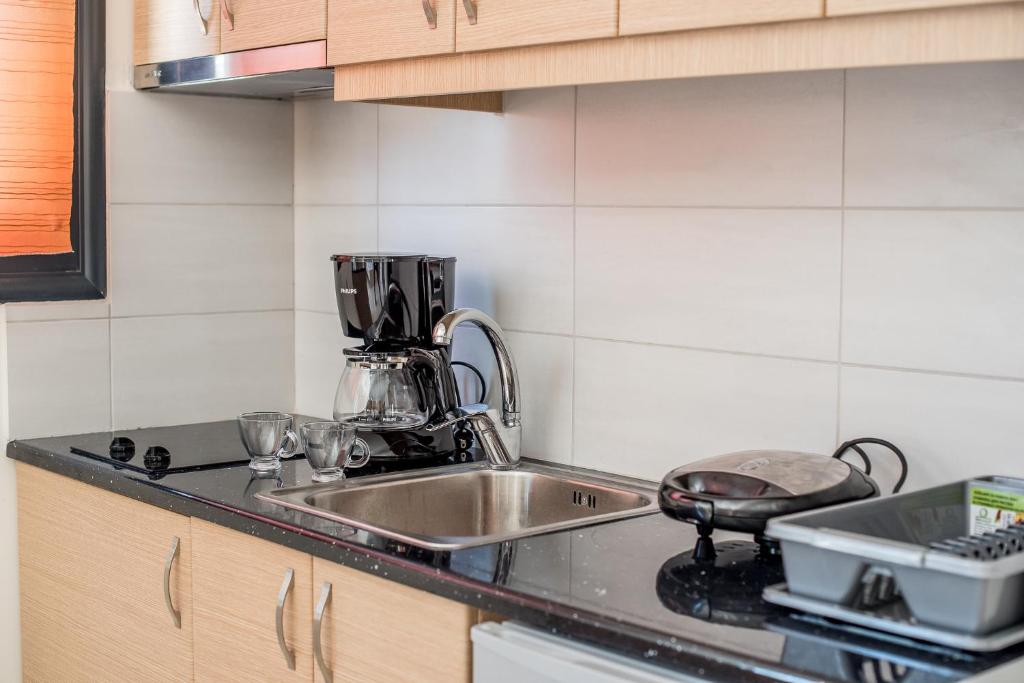Kuchyň nebo kuchyňský kout v ubytování Golden Sun Villas