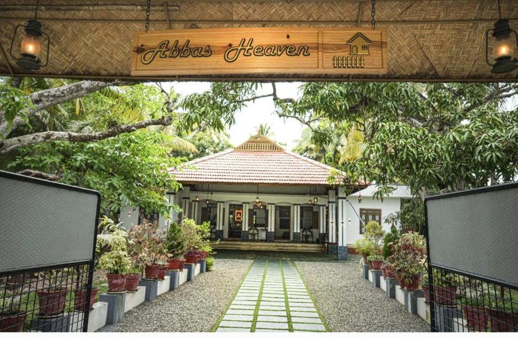 Taman di luar Abba's Heaven Heritage Home