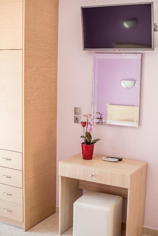 TV a/nebo společenská místnost v ubytování Golden Sun Villas