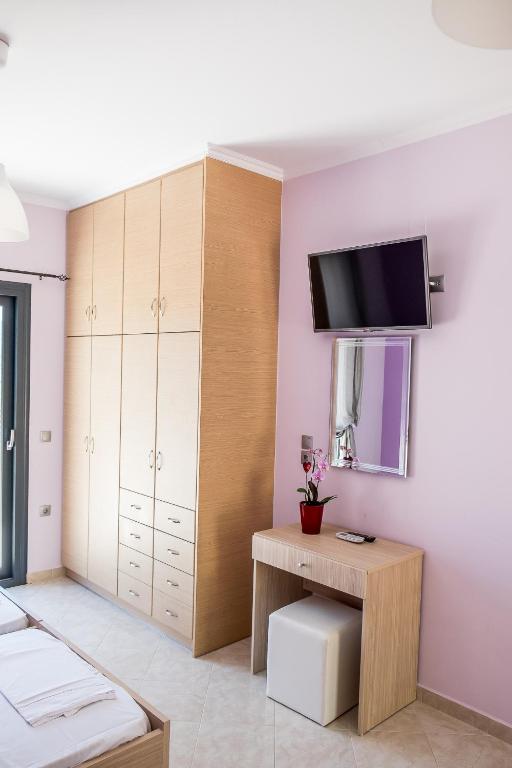TV a/nebo společenská místnost v ubytování Golden Sun Villas