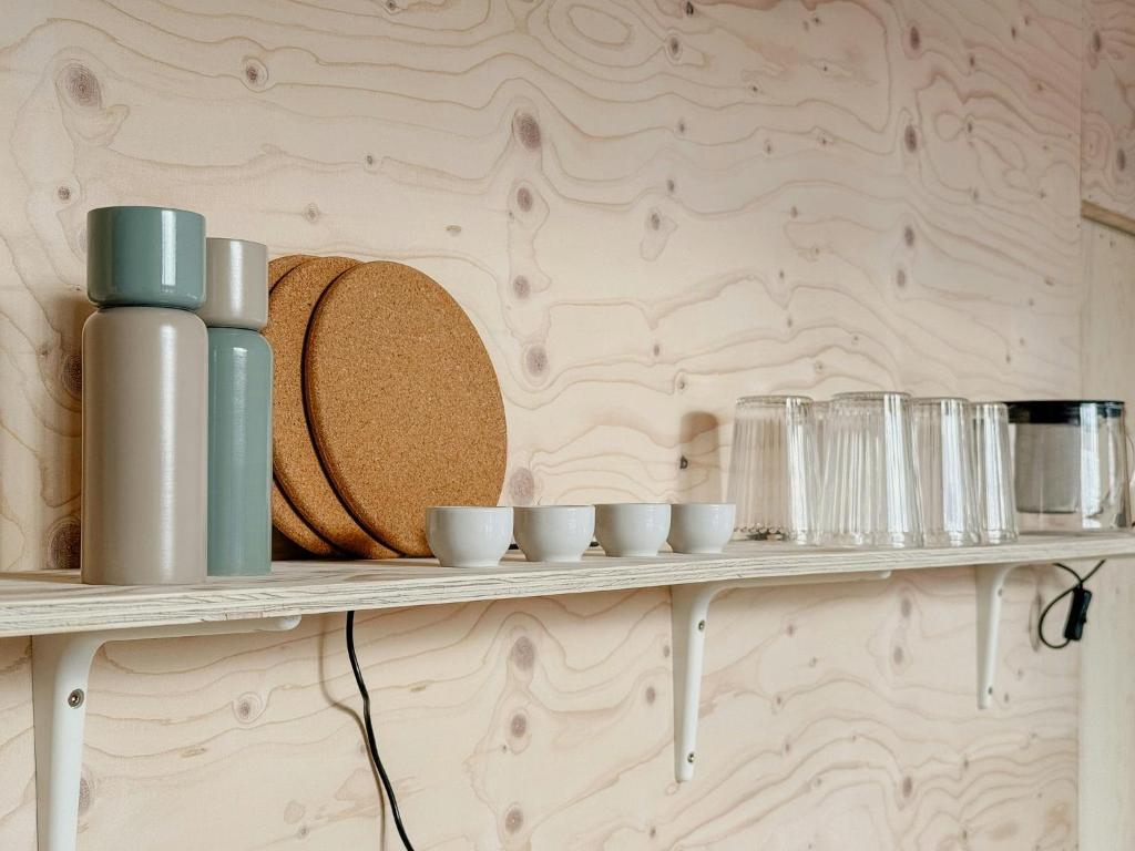 Příslušenství pro přípravu čaje a kávy v ubytování Minimalist Cabin With Forest Views In Arvika