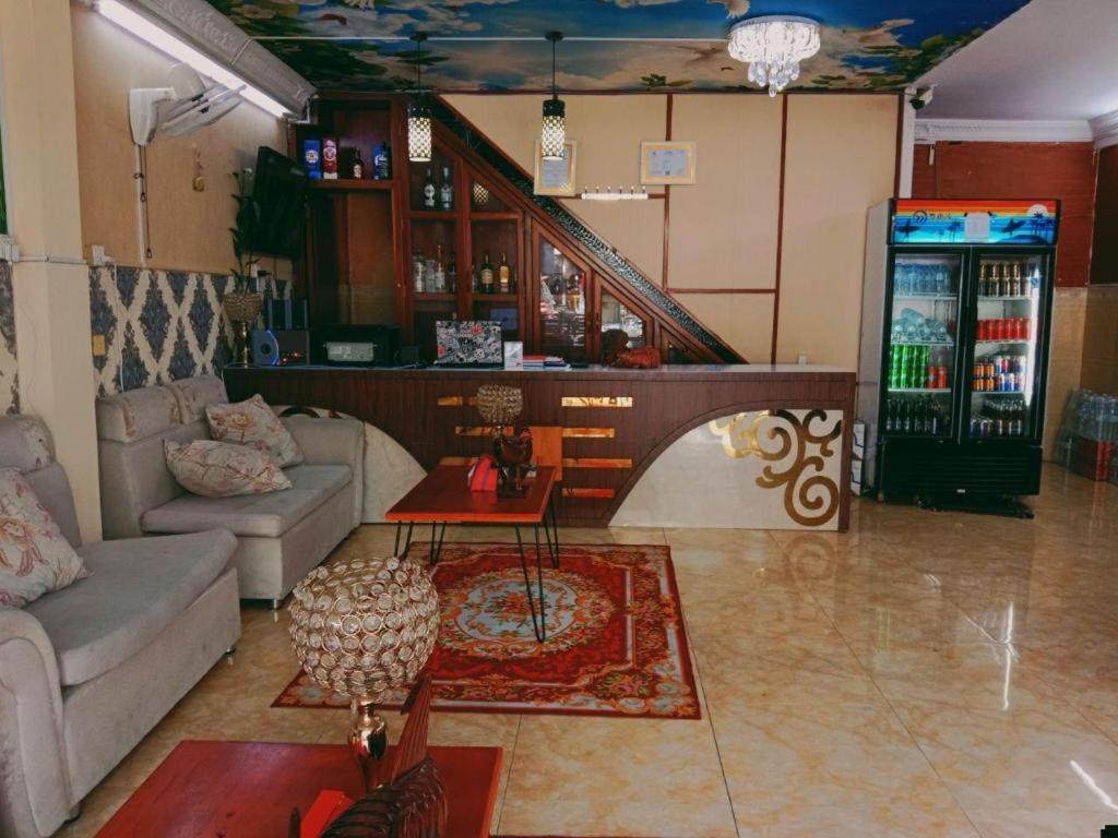 uma sala de estar com um sofá e uma mesa em Unique Hotel em Phnom Penh
