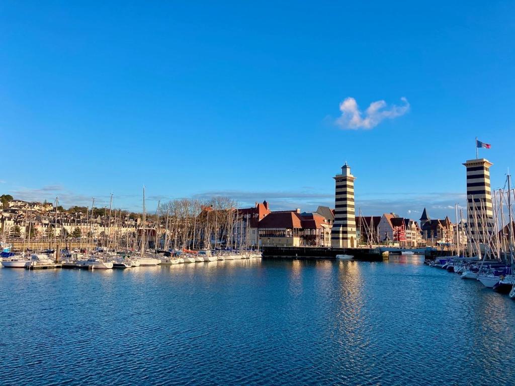 une vue d'une rivière avec des bateaux dans une ville dans l'établissement 40m2, 2 Pieces Hyper Centre Trouville Vue Mer Pour 4 personnes, Arlette Trouville !, à Trouville-sur-Mer