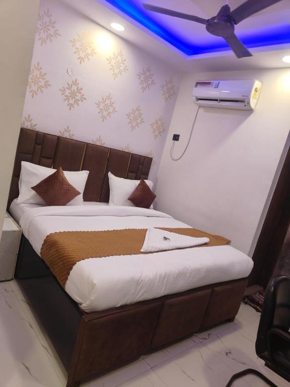 Postel nebo postele na pokoji v ubytování Hotel NP International - Near Govindpuri Metro