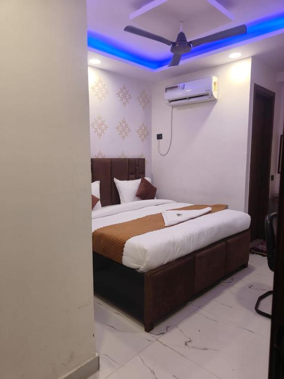 Postel nebo postele na pokoji v ubytování Hotel NP International - Near Govindpuri Metro