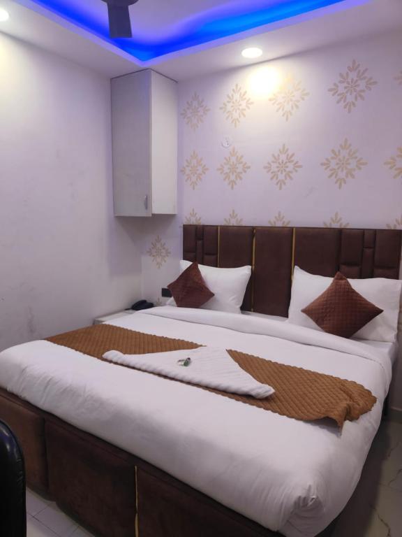 Postel nebo postele na pokoji v ubytování Hotel NP International - Near Govindpuri Metro