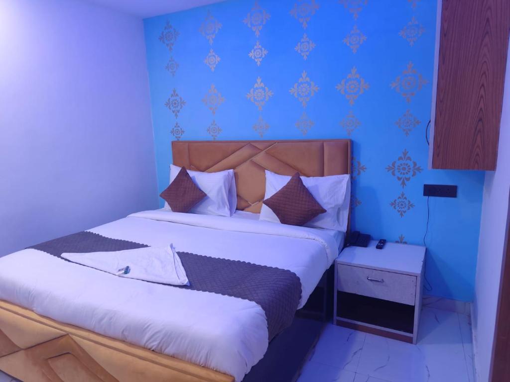 Postel nebo postele na pokoji v ubytování Hotel NP International - Near Govindpuri Metro