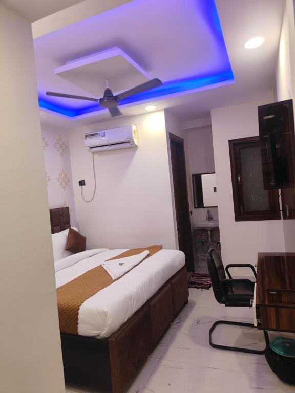 Postel nebo postele na pokoji v ubytování Hotel NP International - Near Govindpuri Metro