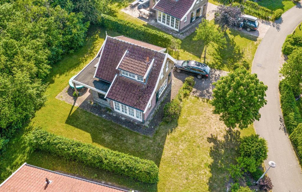 una vista sul soffitto di una casa con un'auto di Buitengoed Het Lageveld - 65 a Hoge-Hexel