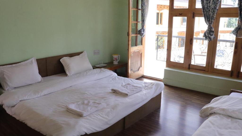Rúm í herbergi á Nilza Guest House