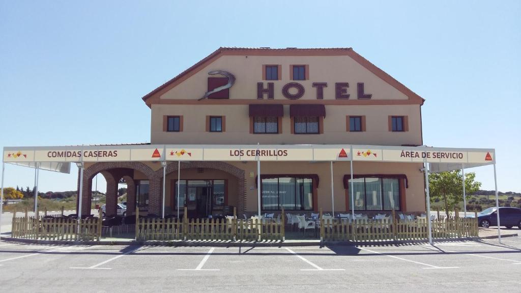 a hotel with a fence in front of a parking lot at Area de Servicio los Cerrillos, H-CC-651 in Peraleda de la Mata