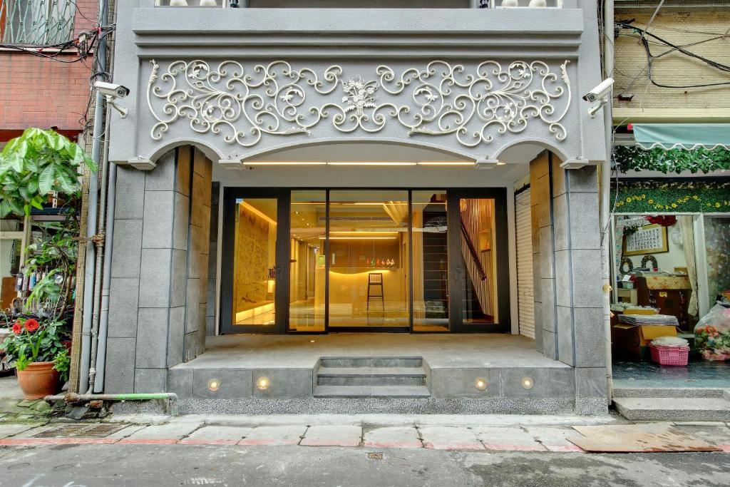 een toegang tot een gebouw met glazen deuren bij Bayman Hotel in Taipei